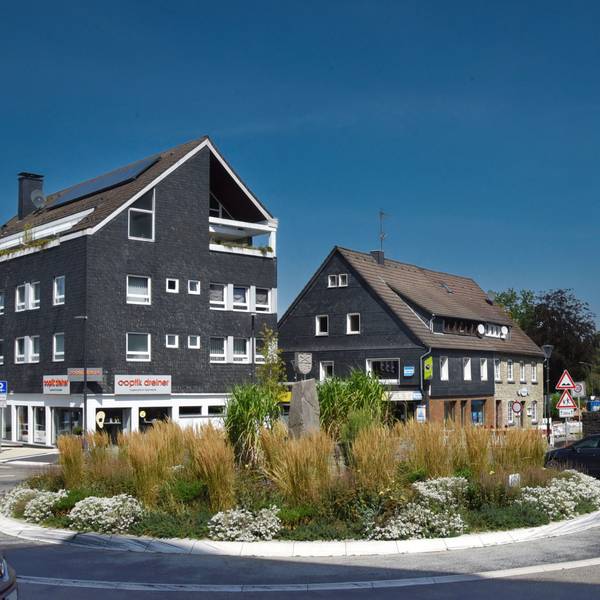 Der Kreisverkehr im Zentrum von Marienheide mit Blickrichtung auf die Montfort-Kirche.
