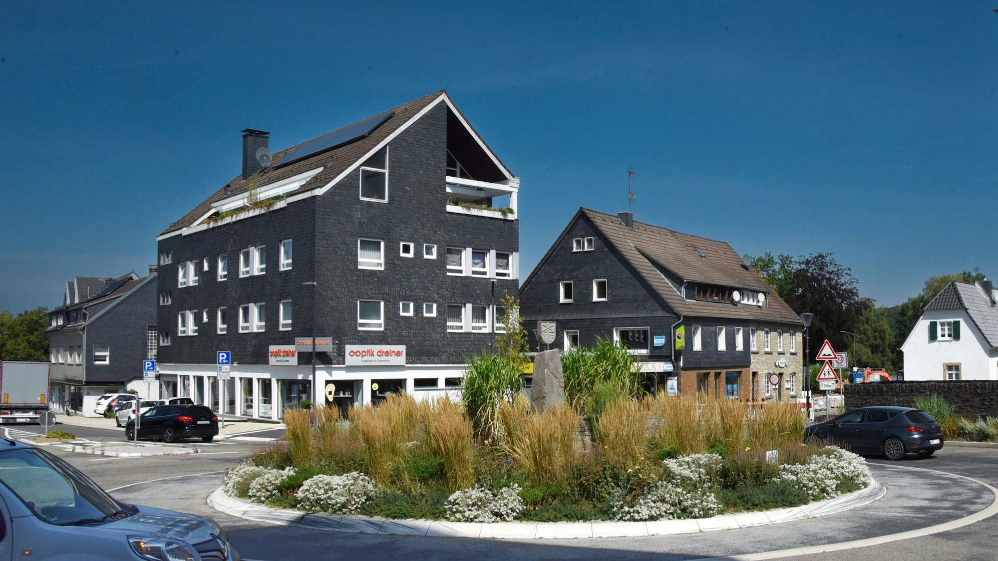 Der Kreisverkehr im Zentrum von Marienheide mit Blickrichtung auf die Montfort-Kirche.