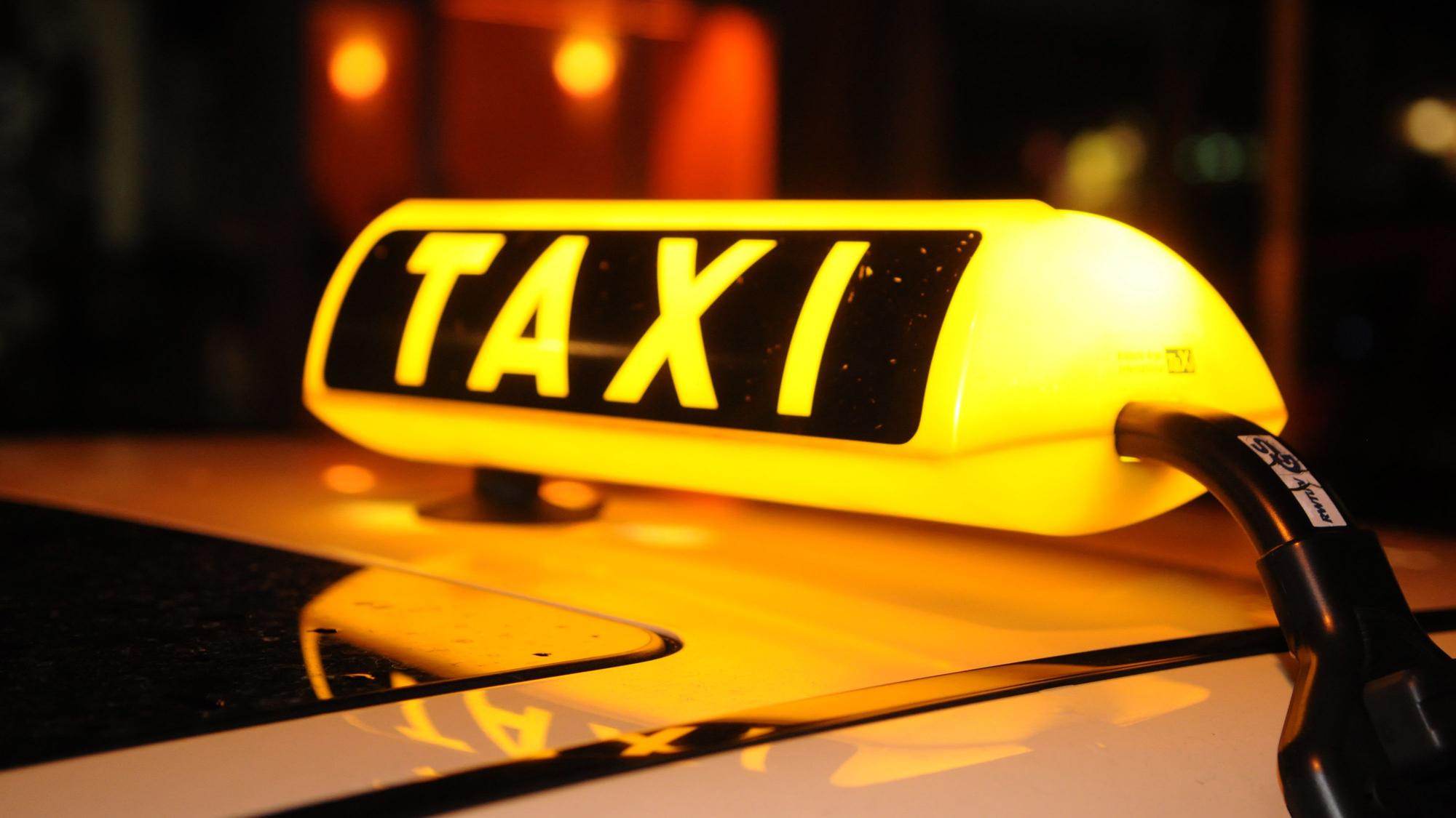 Gegen einen Taxifahrer, der 1400 Euro vom Konto eines Kunden abgehoben hatte, verhängte das Amtsgericht eine Geldstrafe.
