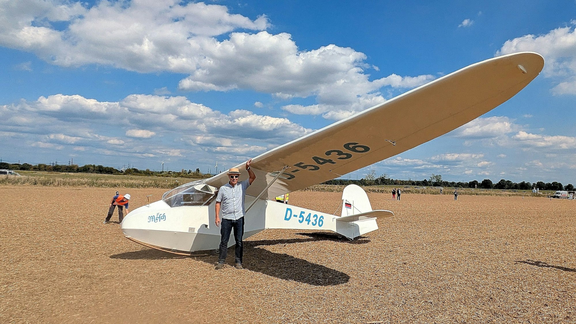 Pilot und Mitorganisator Andreas Röttgen nach der Landung auf dem Stoppelfeld bei Sechem.