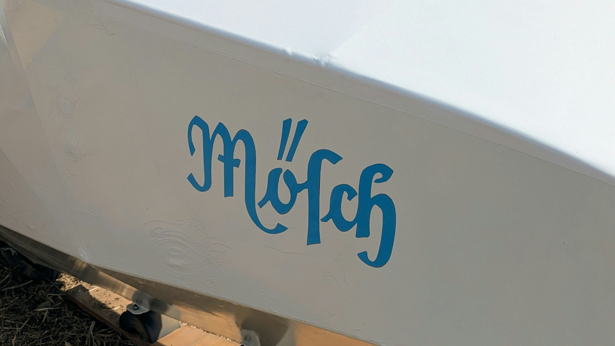 Die Aufschrift Mösch am Rumpf des Flugzeugs.