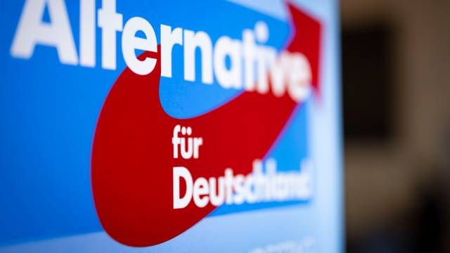 Aufsteller mit dem Schriftzug „Alternative für Deutschland“ und dem Logo der AfD.