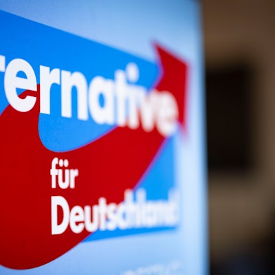 Aufsteller mit dem Schriftzug „Alternative für Deutschland“ und dem Logo der AfD.