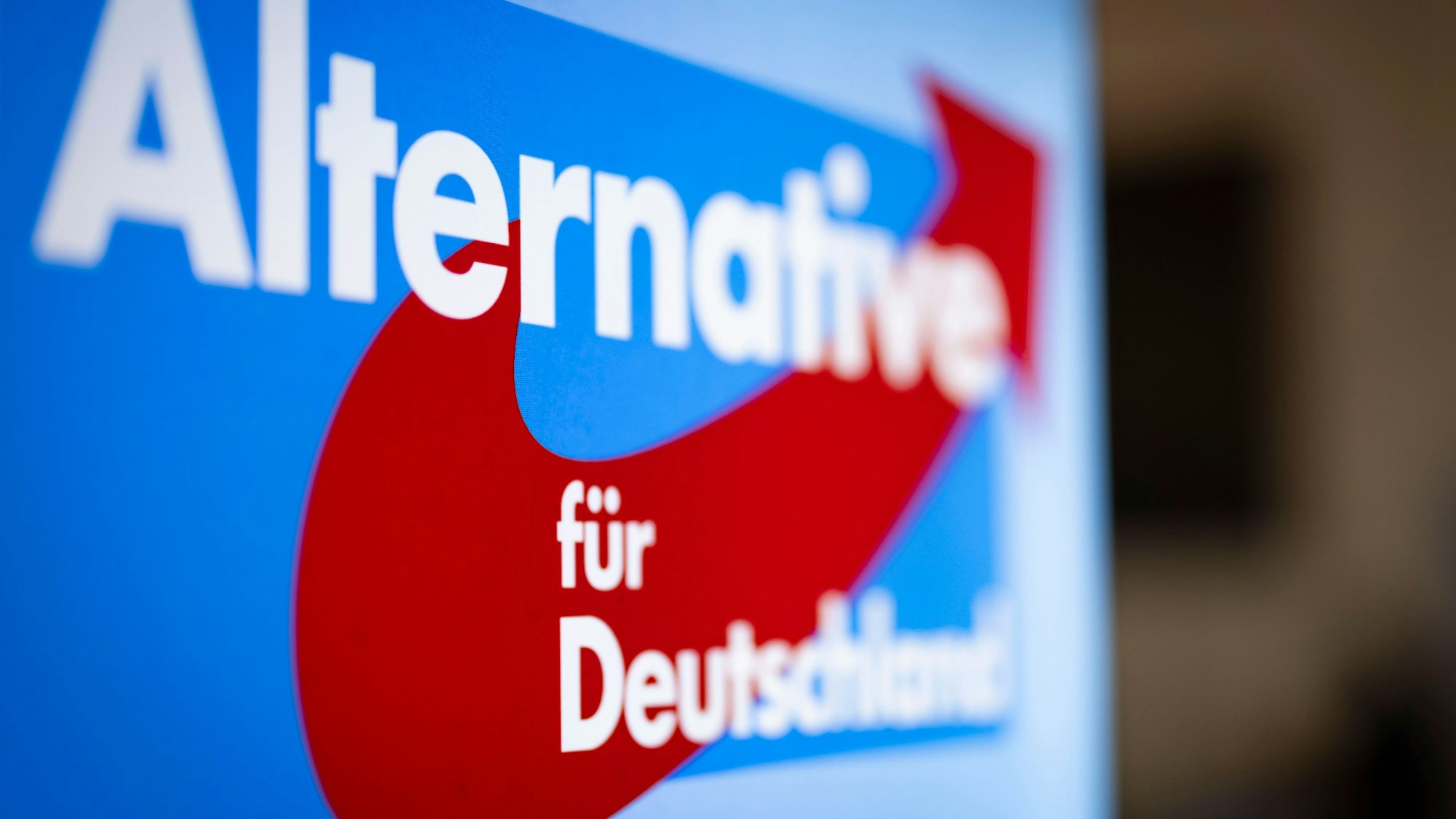 Aufsteller mit dem Schriftzug „Alternative für Deutschland“ und dem Logo der AfD.