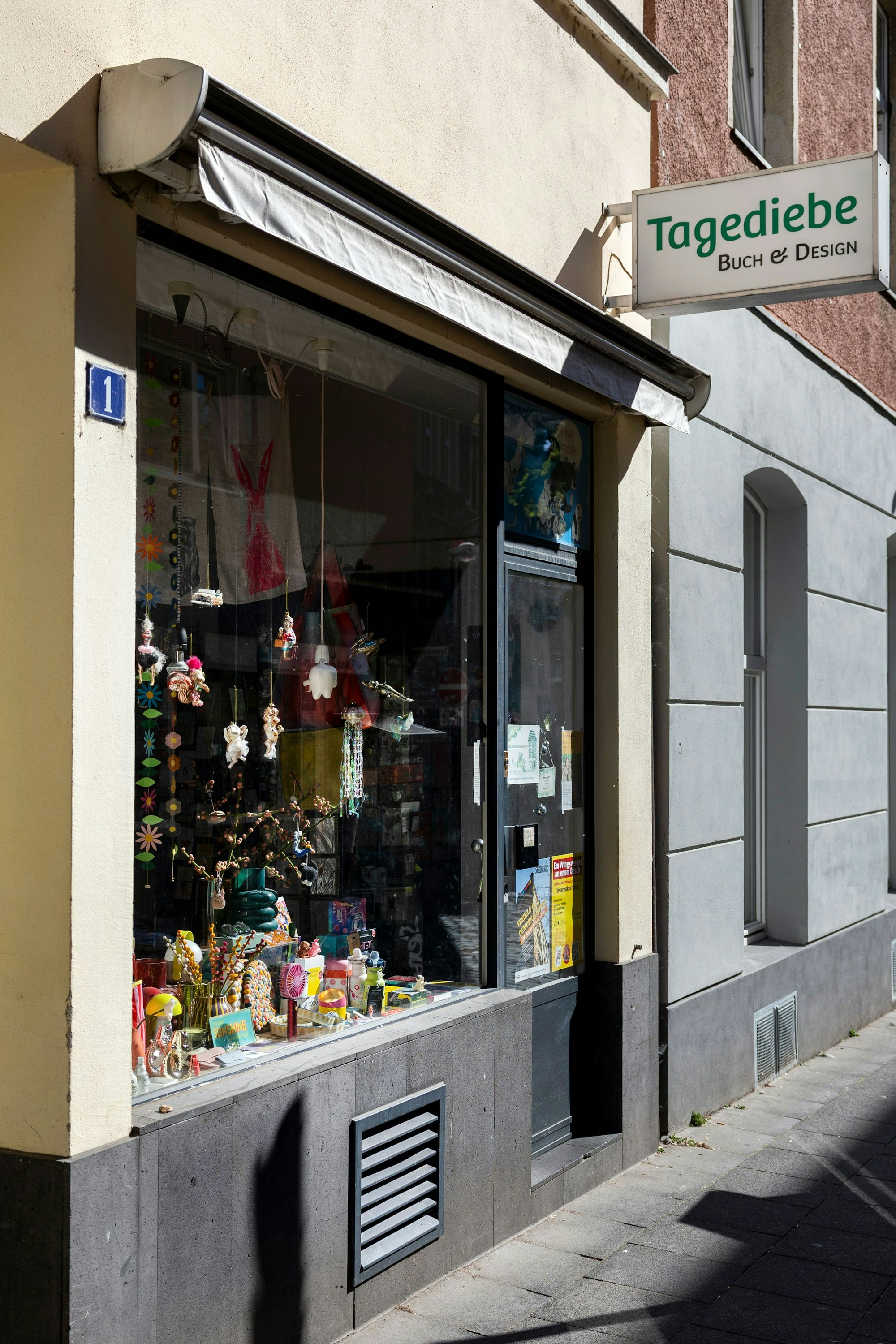 Im Schaufenster eines Ladens sind verschiedene Geschenkartikel ausgestellt.