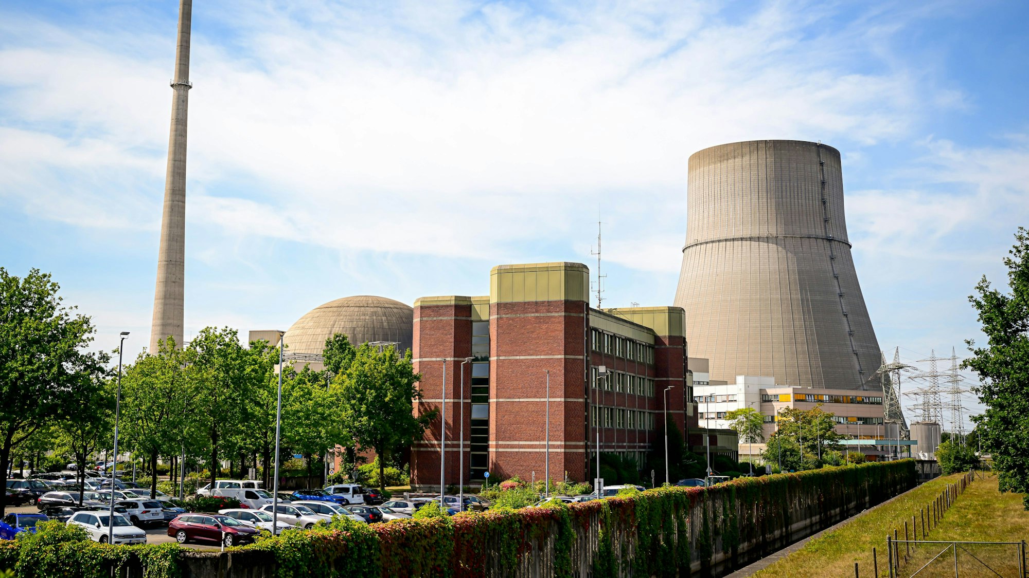 Das Kernkraftwerk Emsland des Energiekonzerns RWE. Der Rückbau des Atomkraftwerks Emsland im niedersächsischen Lingen soll Mitte der 2030er Jahre abgeschlossen sein. Foto