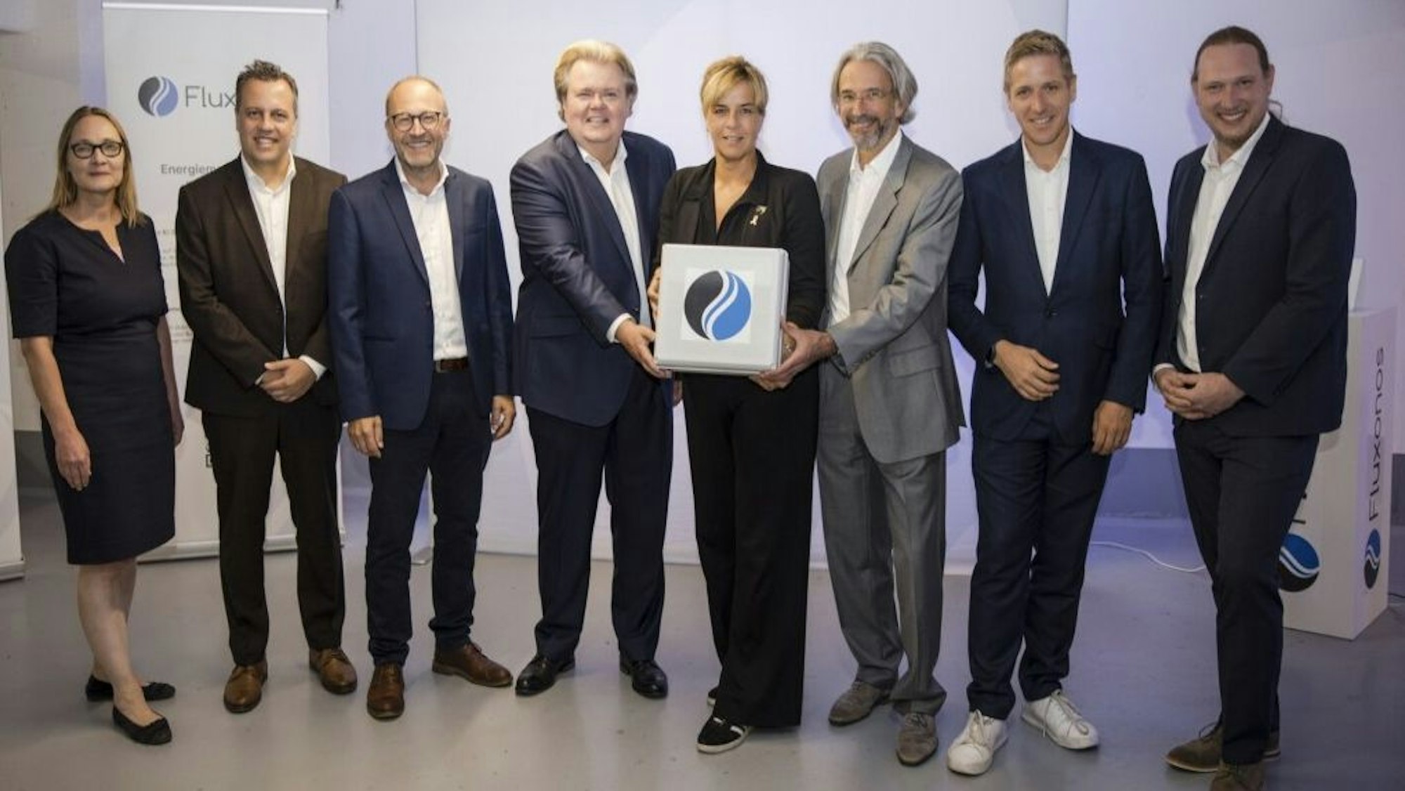 Das Bild zeigt Mona Neubaur, NRW-Wirtschaftsministerin, Bodo Middeldorf, Geschäftsführer des Rheinischen Reviers und Christian Mildenberger, Geschäftsführer von NRW.energy4Climate, Markus Ramers, Landrat des Kreises Euskirchen, Sacha Reichelt, Bürgermeister der Stadt Euskirchen und Klaus Voussem (MdL).