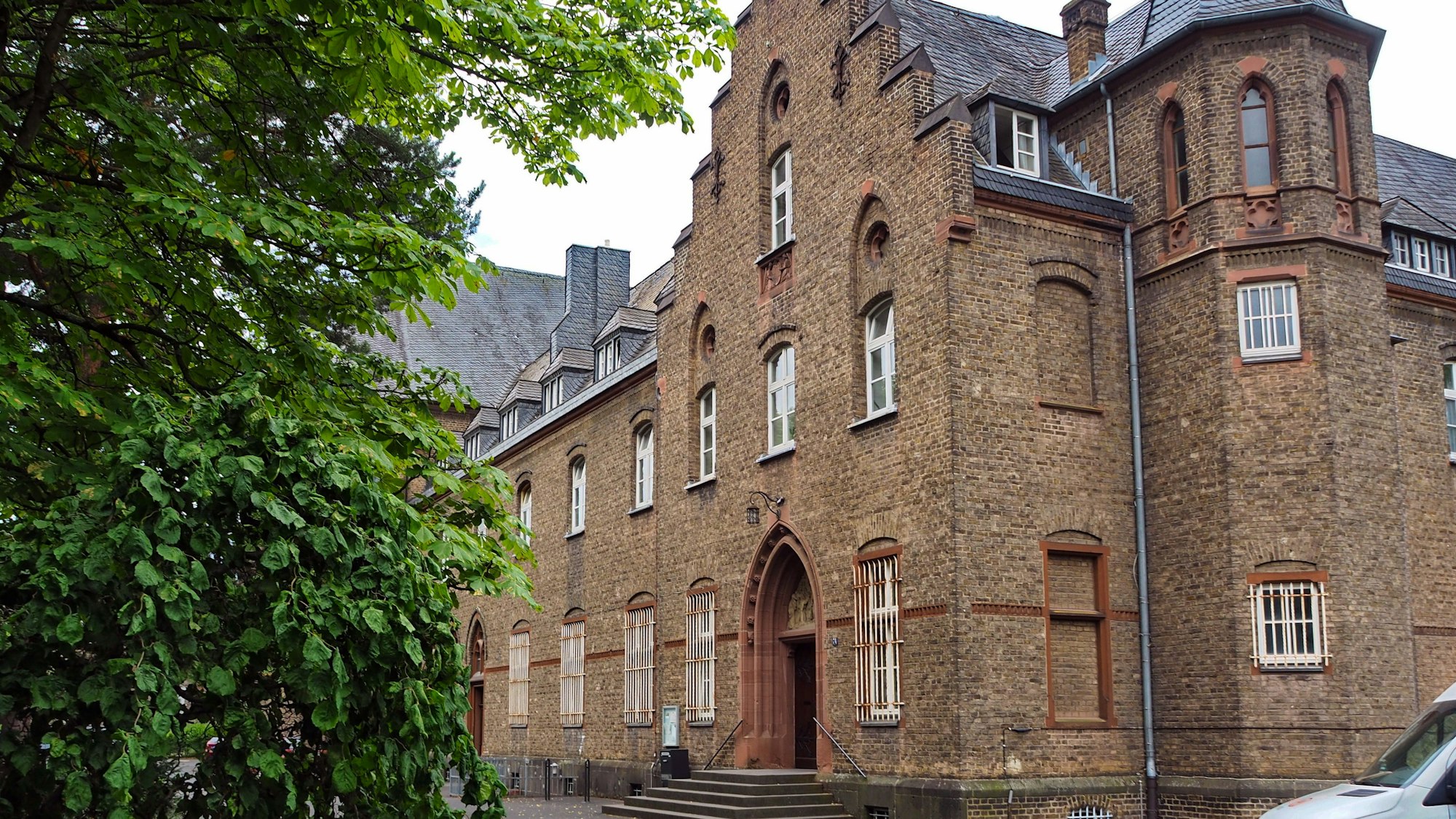 Ein großes Gebäude aus Backstein ist zu sehen, es ist ein Kloster.