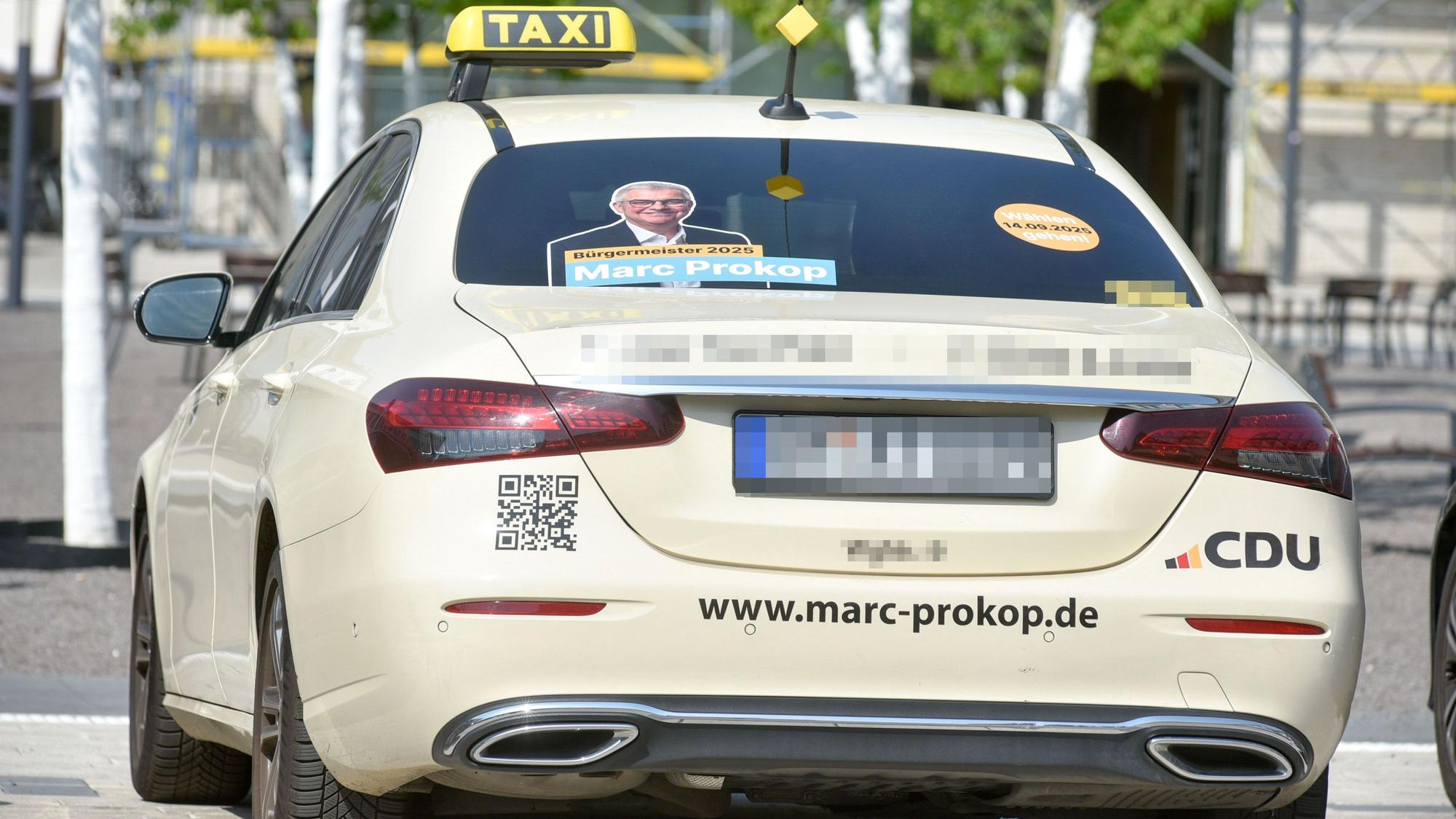 Wahlwerbung für den CDU-Bürgermeisterkandidaten Marc Prokop zeigt das Heck der Fahrzeuge eines Brühler Taxi-Unternehmens.