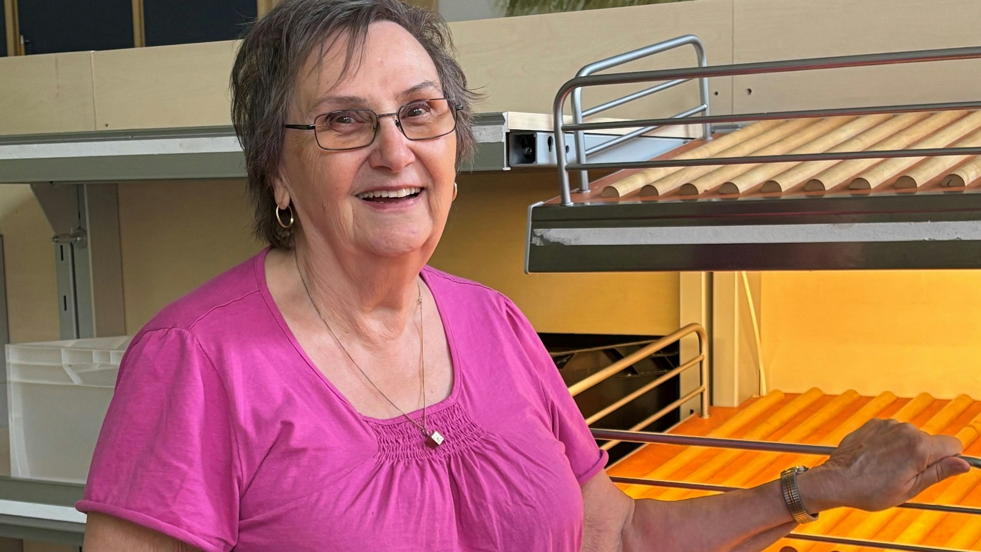 Karin Leis ist für die Backwaren zuständig. Die Brottheke ist fertig aufgebaut und auch die Beleuchtung funktioniert.