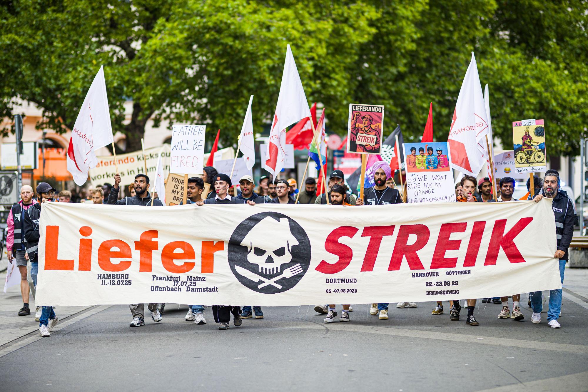 In Hannover haben Beschäftigte des Essenslieferdienstes Lieferando am Freitag gegen mögliche Entlassungen protestiert.