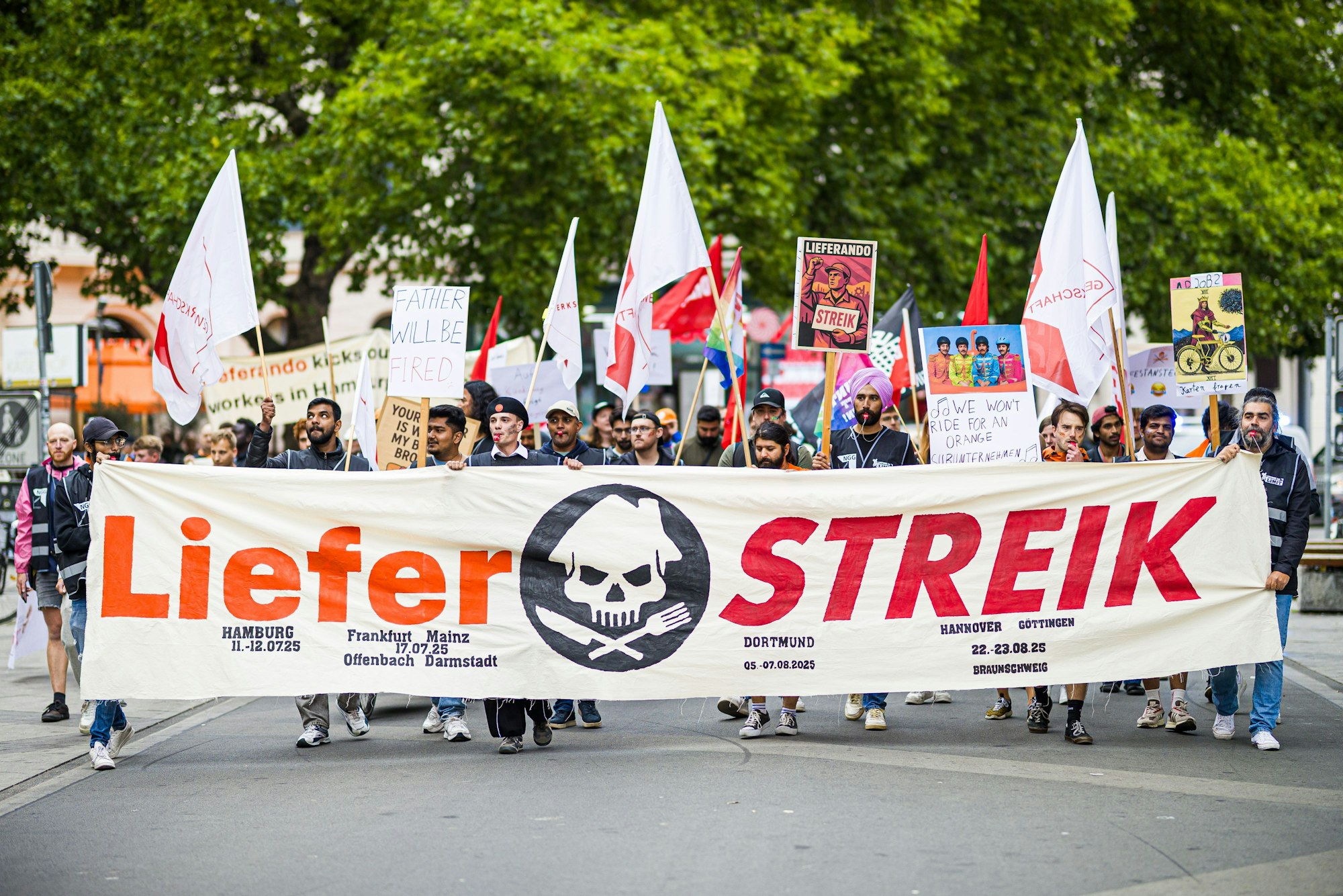 In Hannover haben Beschäftigte des Essenslieferdienstes Lieferando am Freitag gegen mögliche Entlassungen protestiert.