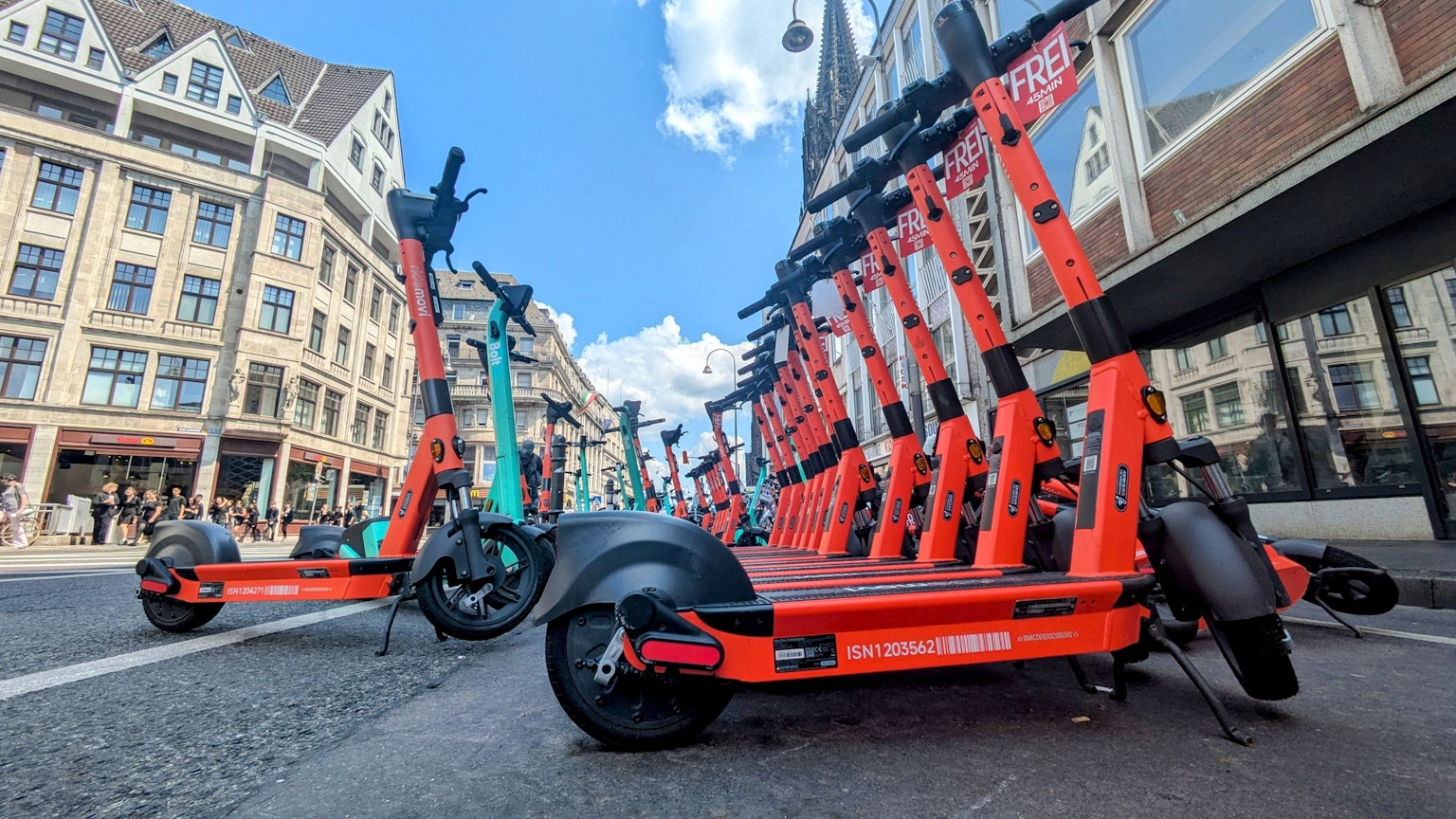 E-Scooter auf der Komödienstraße nahe des Doms.