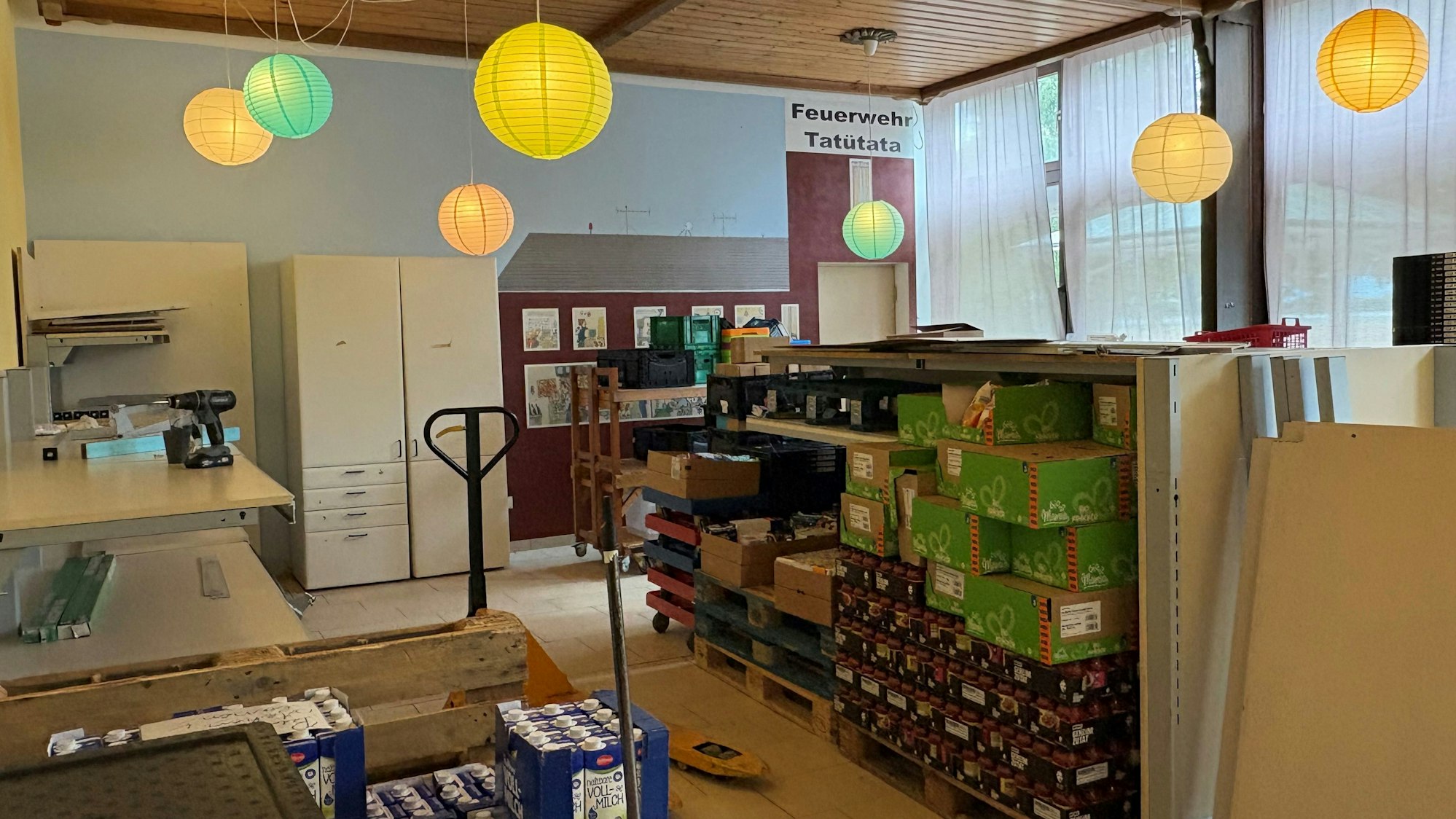 Im Lager herrscht noch Unordnung, das hindert aber nicht an der Eröffnung.