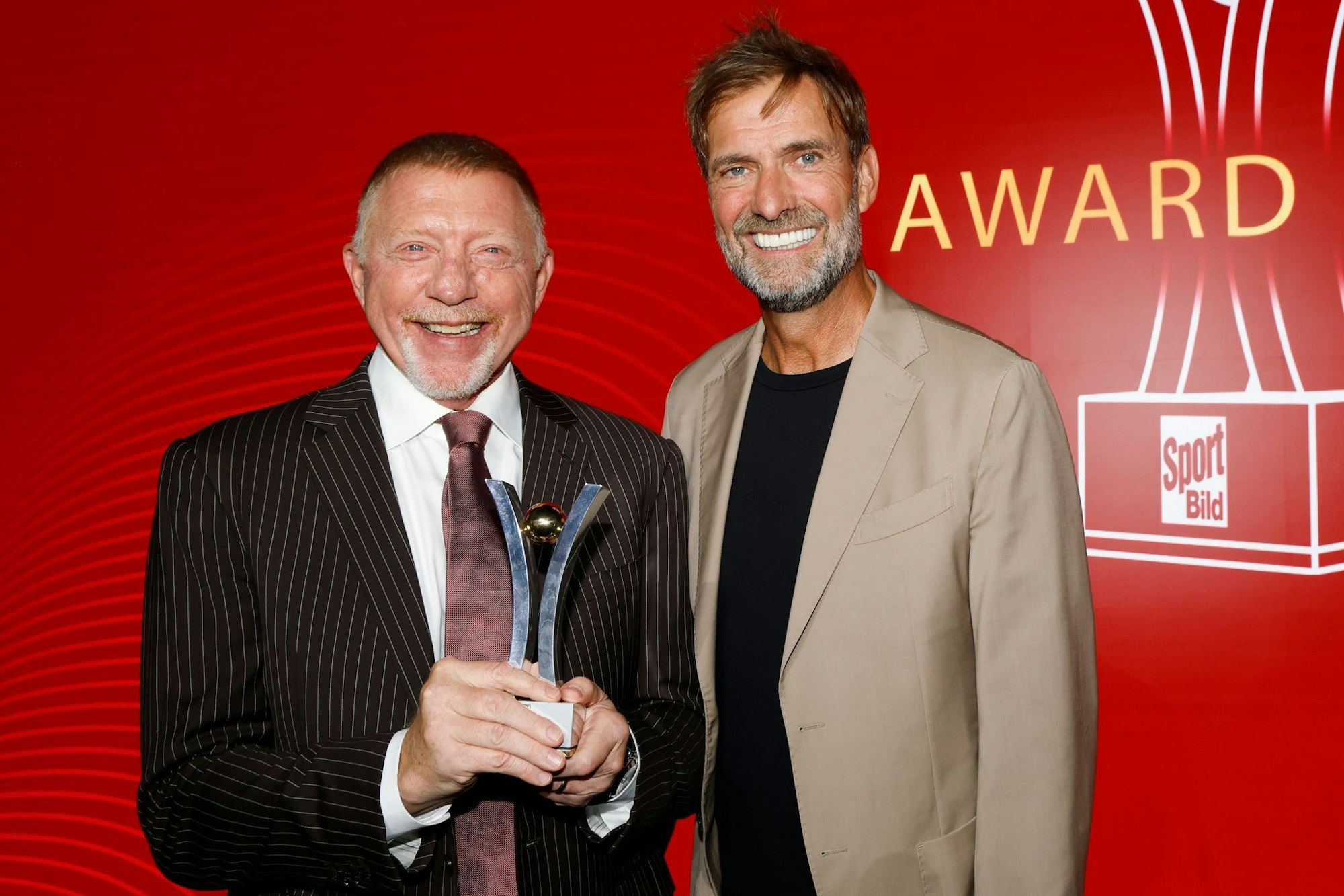 Boris Becker (l), Preisträger in der Kategorie «Legende», und Laudator Jürgen Klopp stehen zusammen.