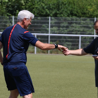 Abed Mehio und Uwe Stark reichen sich die Hände.