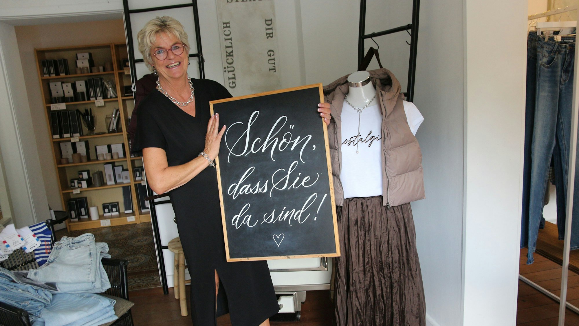 Auf dem Bild ist die Geschäftsinhaberin in ihrem Ladenlokal zu sehen.
