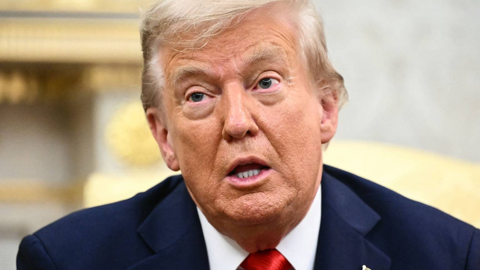 US-Präsident Donald Trump im Weißen Haus. Der Republikaner gerät im Epstein-Skandal durch die Veröffentlichung neuer E-Mails erneut unter Druck. (Archivbild)
