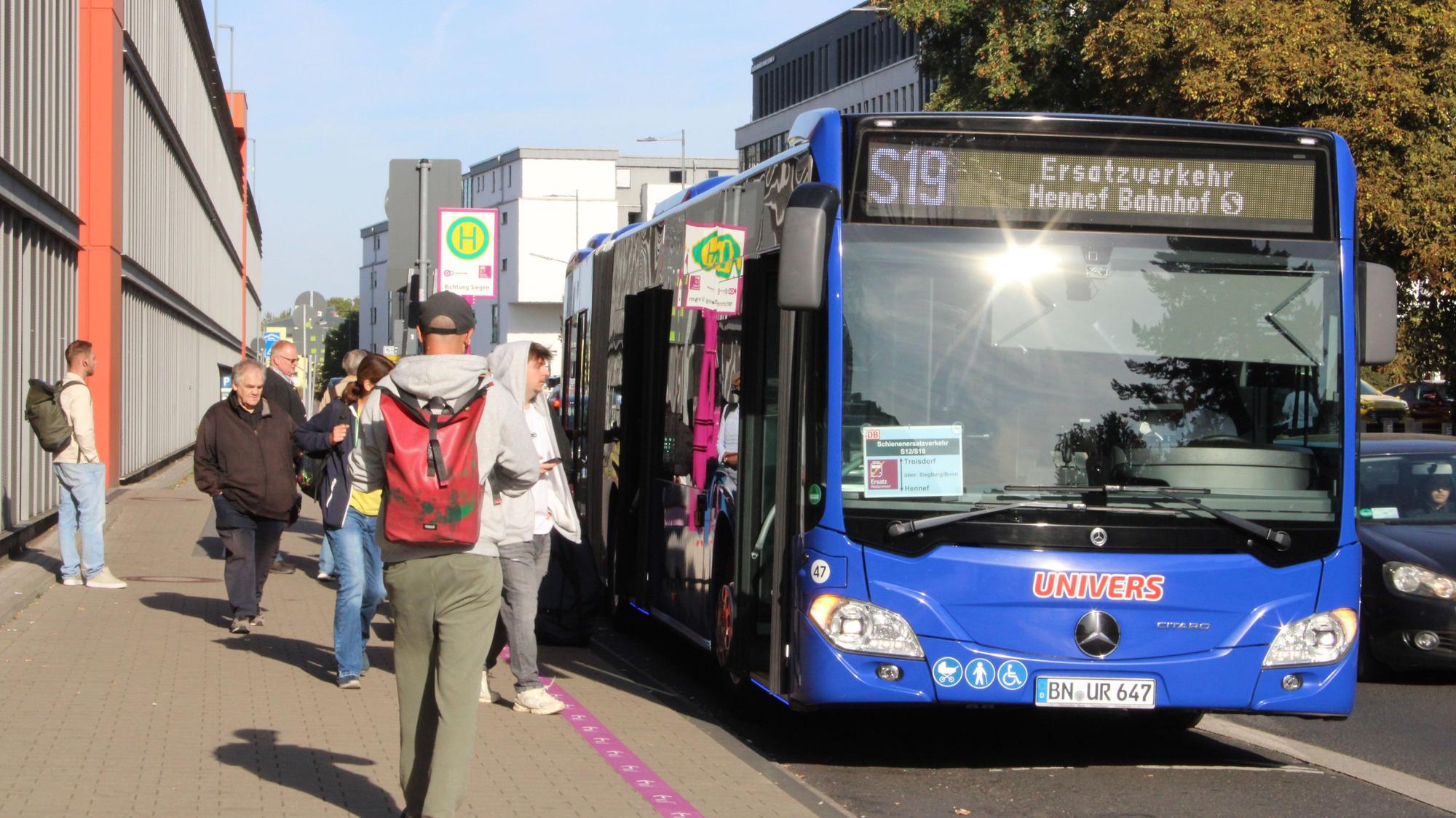 Ein Ersatzbus für die S 19 fährt ab Troisdorf zum Hennefer Bahnhof.