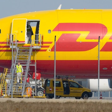 DHL-Frachtmaschinen stehen am Sonntag 31.10.2010 auf dem Flughafen Leipzig/Halle.Foto: Foto: Peter Endig ZB/lsn