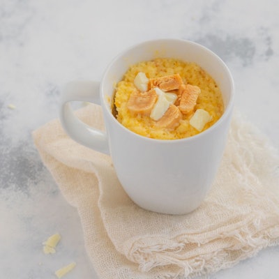 Dieser Tassenkuchen mit weißer Schokolade und Karamell von Back-Bloggerin Kathrin Runge steht innerhalb von ein paar Minuten auf dem Tisch.