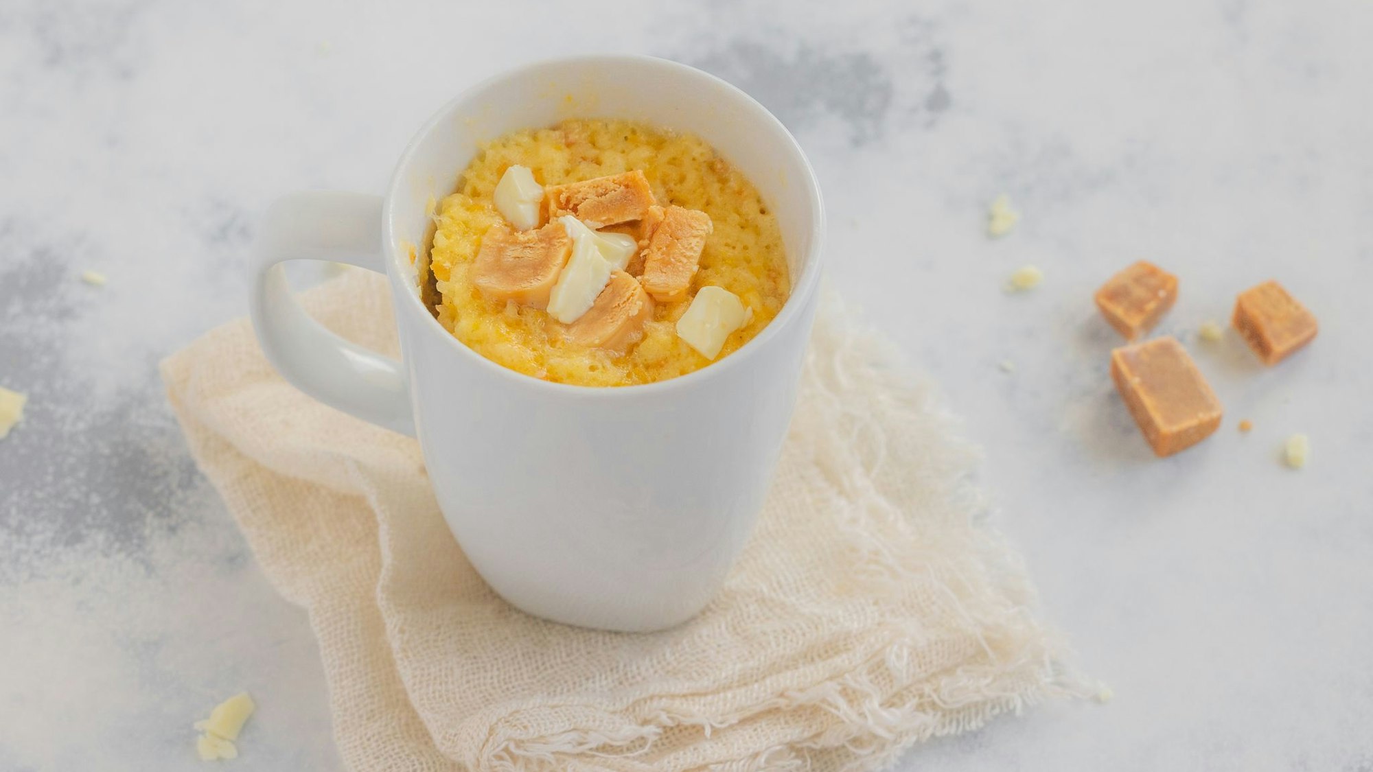 Dieser Tassenkuchen mit weißer Schokolade und Karamell von Back-Bloggerin Kathrin Runge steht innerhalb von ein paar Minuten auf dem Tisch.