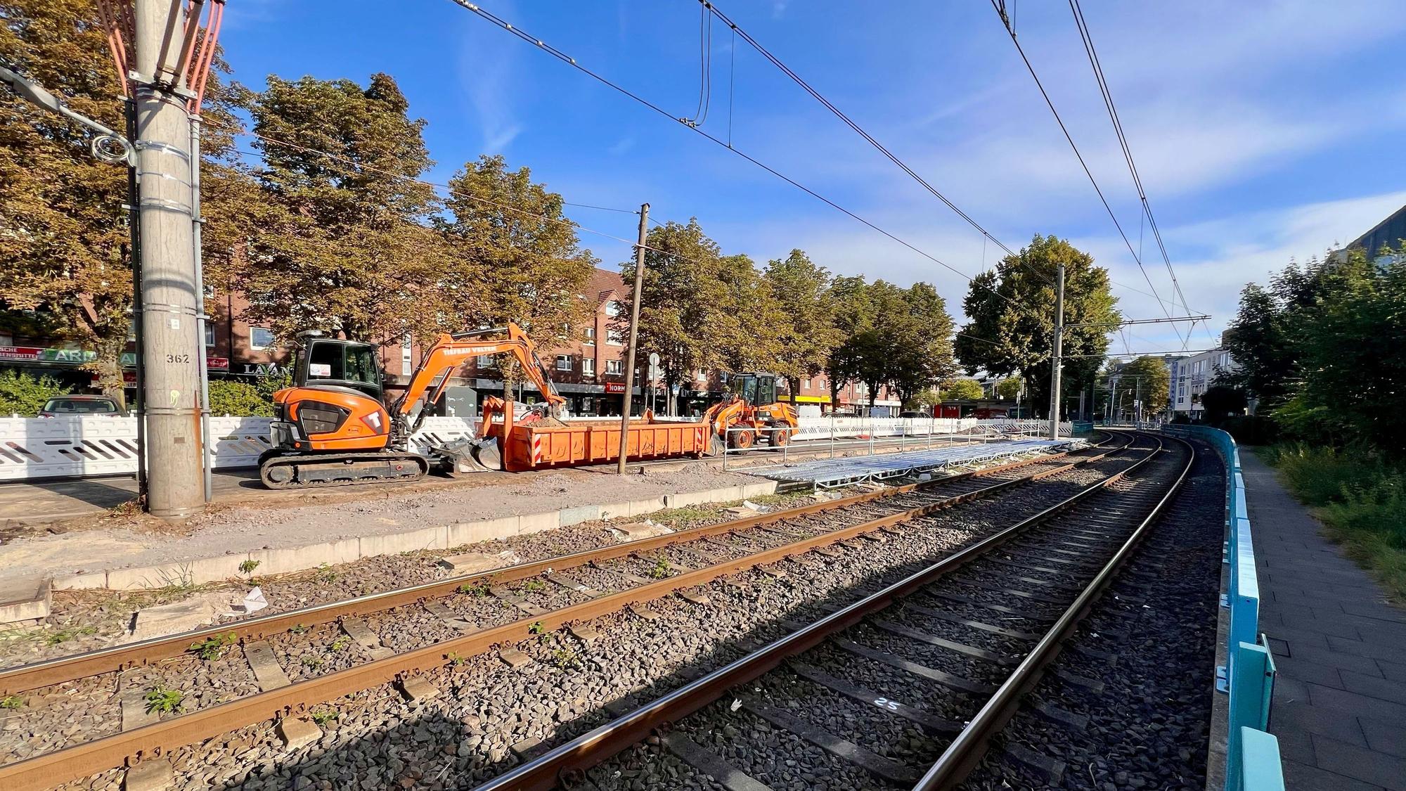 Am Parkplatz an der Mühlenstraße in Porz-Mitte haben die KVB mit dem Bau eines Ersatzbahnsteigs begonnen.