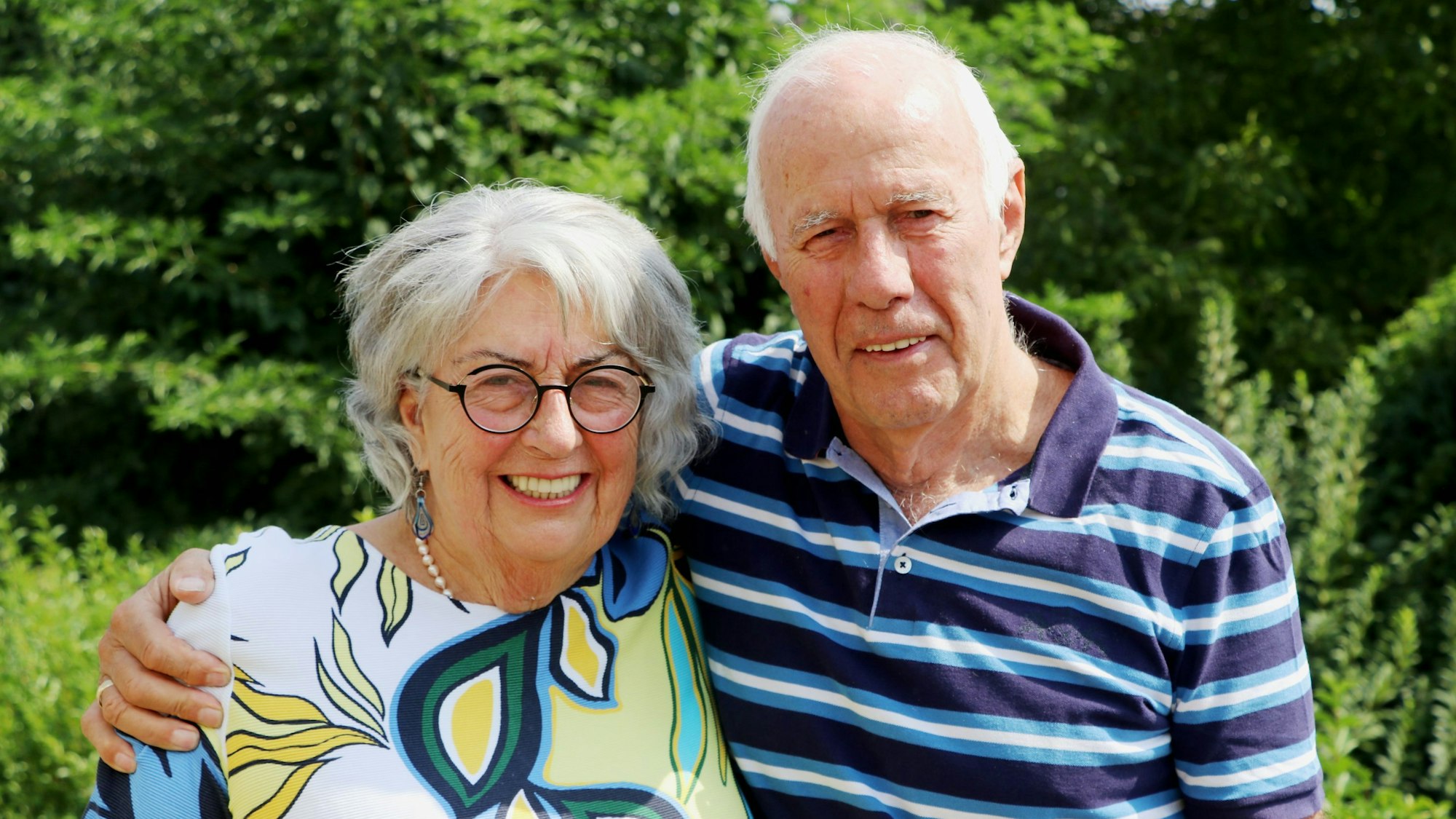 Das Foto zeigt das Jubelpaar im heimatlichen Garten.