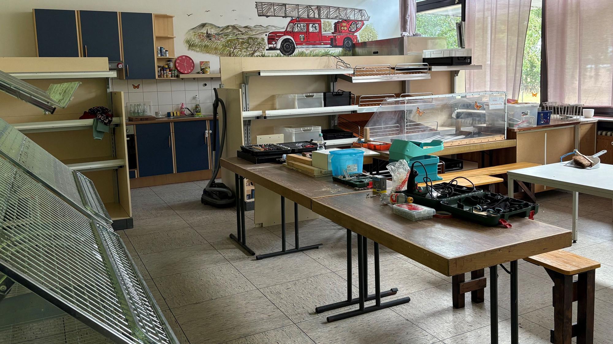 Der Verkaufsraum ist so gut wie fertig für die Neueröffnung. Hier muss nur noch das Werkzeug weggeräumt und geputzt werden.