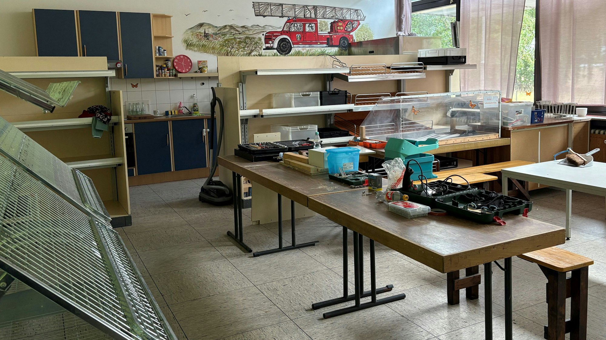 Der Verkaufsraum ist so gut wie fertig für die Neueröffnung. Hier muss nur noch das Werkzeug weggeräumt und geputzt werden.