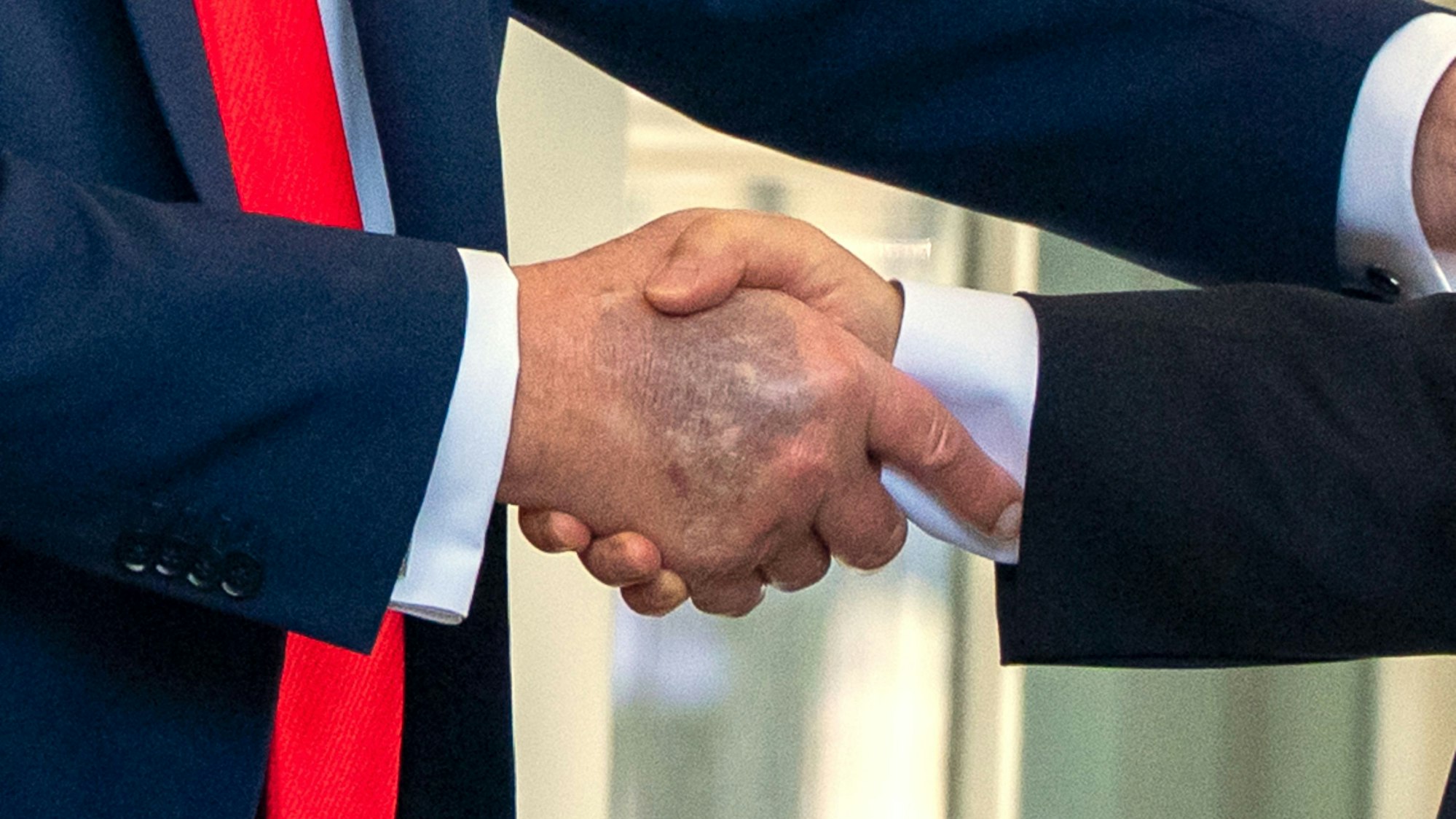 24.08.2025, USA, Washington: US-Präsident Donald Trump (l) schüttelt dem südkoreanischen Präsidenten Lee bei dessen Ankunft im Weißen Haus die Hand. Foto: Alex Brandon/AP/dpa +++ dpa-Bildfunk +++