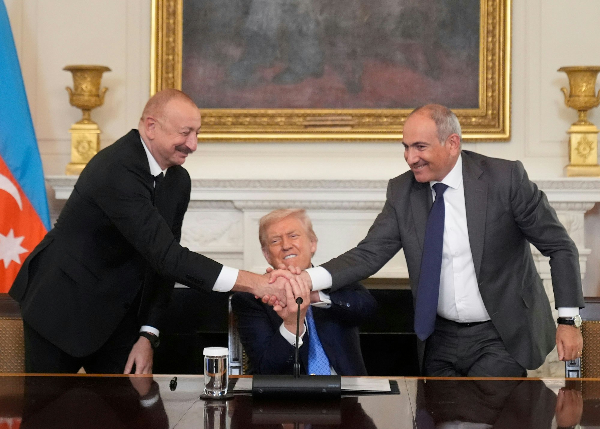 Dreier-Handschlag mit US-Präsident Donald Trump: Aserbaidschans Präsident Ilham Aliyev (l) und Armeniens Ministerpräsident Nikol Paschinjan legen ihren Konflikt um die Region Bergkarabach bei. Foto: dpa