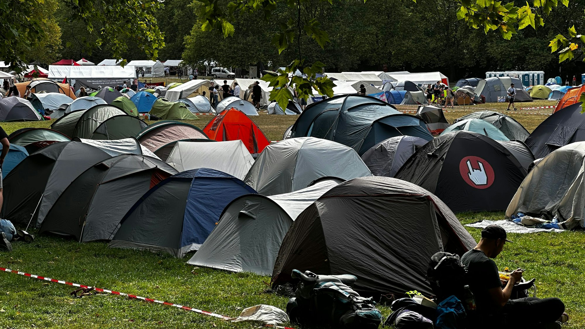Das Protestcamp „Rheinmetall entwaffnen“ im Kölner Grüngürtel