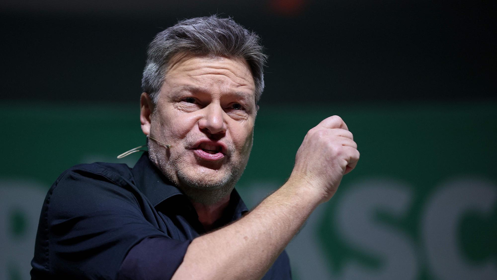 TOPSHOT - Green Party's main candidate and German Minister of Economics and Climate Protection Robert Habeck speaks during the last electoral rally in Hamburg on February 21, 2025, ahead of the parliamentary elections due to take place on February 23, 2025. (Photo by Ronny HARTMANN / AFP)