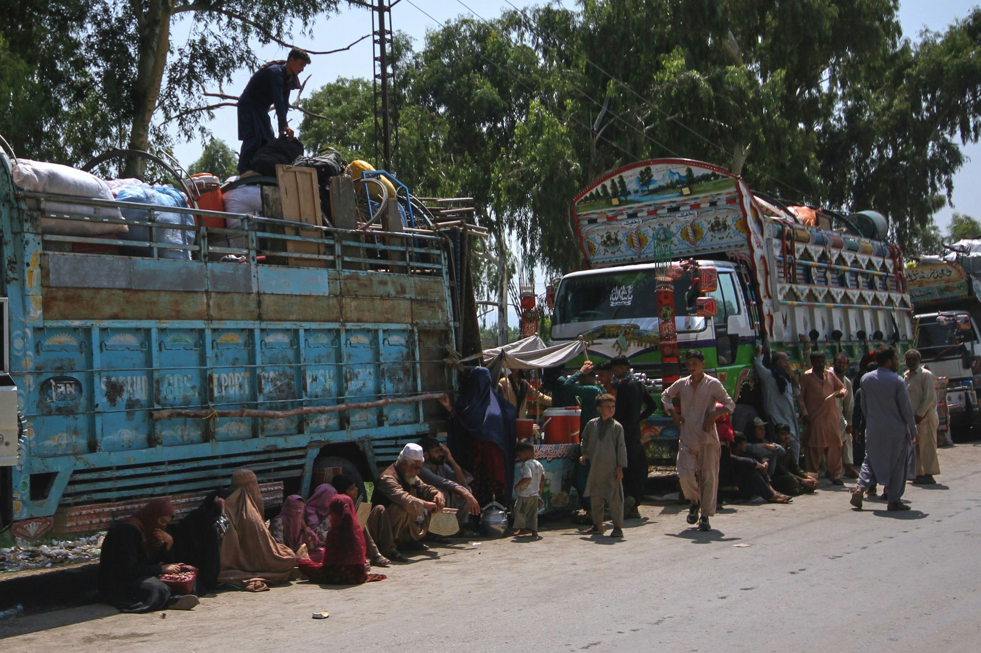 Nowshera: Afghanische Flüchtlingsfamilien, die auf dem Weg zurück in ihr Heimatland sind