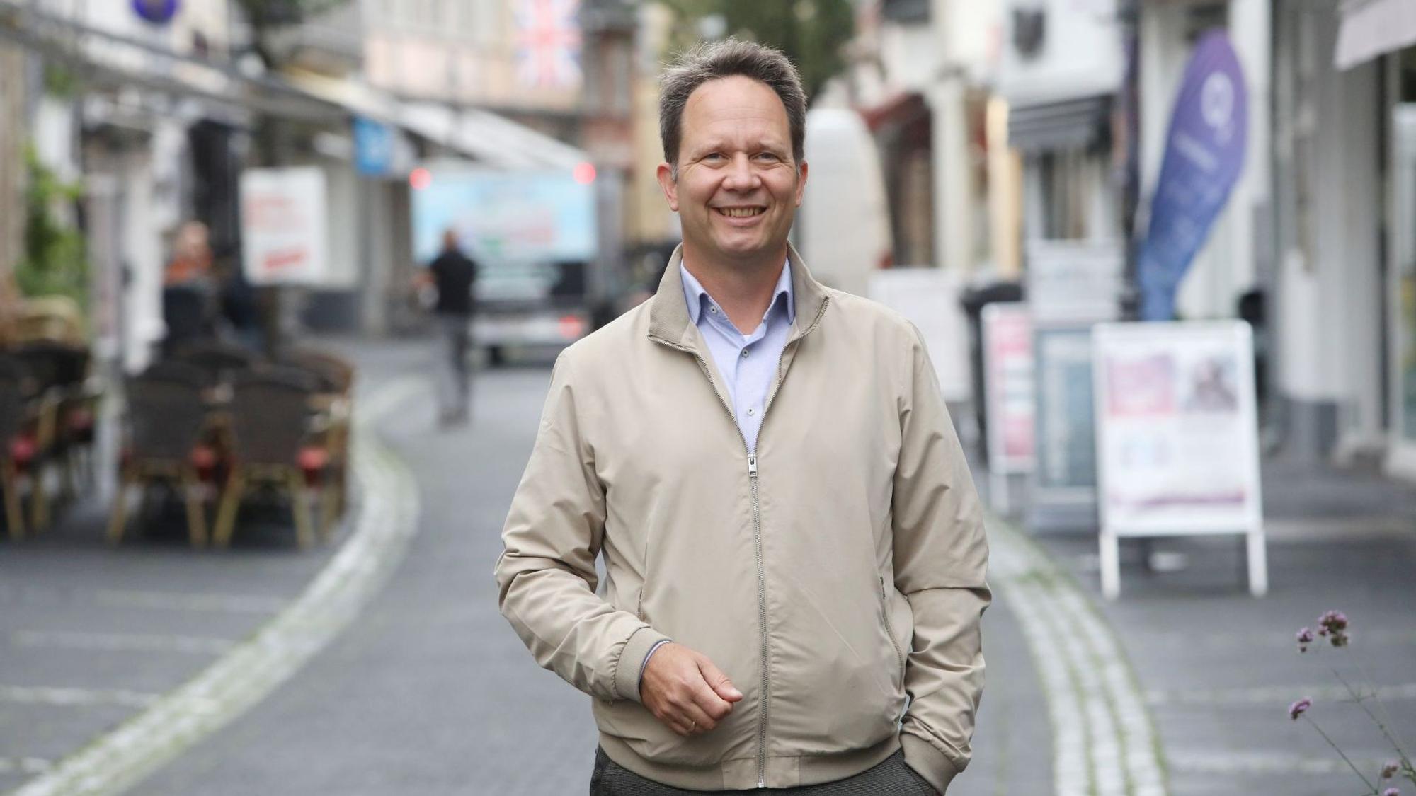 Ein Mann steht in der Fußgängerzone in der Altstadt von Königswinter.