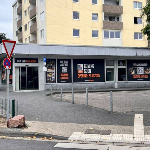 Die Außenwerbung zeigt es an: In der ehemaligen Sparkassenfiliale in Porz-Eil soll ein Fitness-Studio eröffnen.