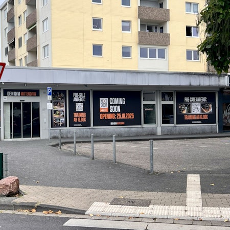 Die Außenwerbung zeigt es an: In der ehemaligen Sparkassenfiliale in Porz-Eil soll ein Fitness-Studio eröffnen.