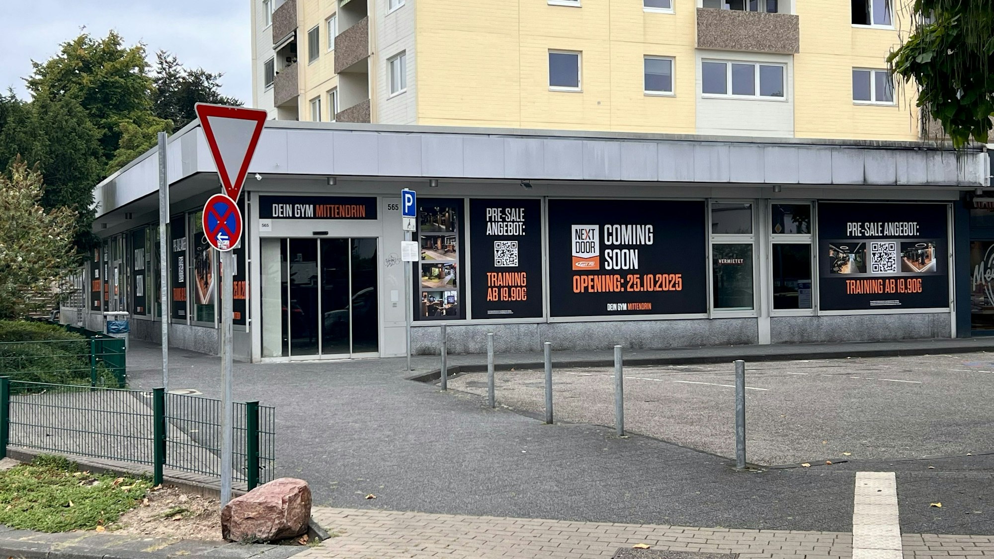 Die Außenwerbung zeigt es an: In der ehemaligen Sparkassenfiliale in Porz-Eil soll ein Fitness-Studio eröffnen.