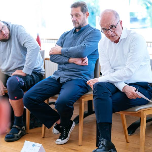 OB-Kandidat Markus Greitemann (CDU) spricht mit Menschen mit Behinderung in der Diakonie Michaelshoven.