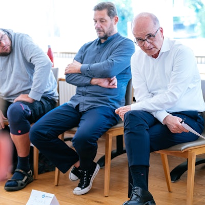 OB-Kandidat Markus Greitemann (CDU) spricht mit Menschen mit Behinderung in der Diakonie Michaelshoven.