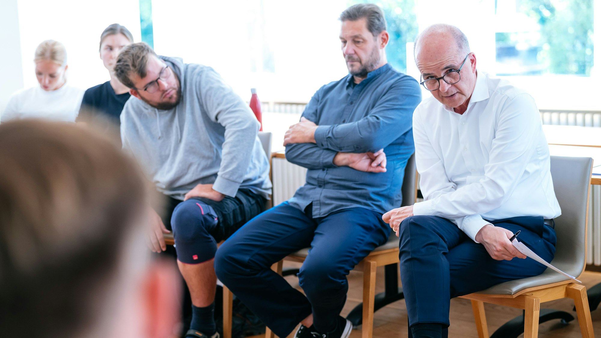 OB-Kandidat Markus Greitemann (CDU) spricht mit Menschen mit Behinderung in der Diakonie Michaelshoven.