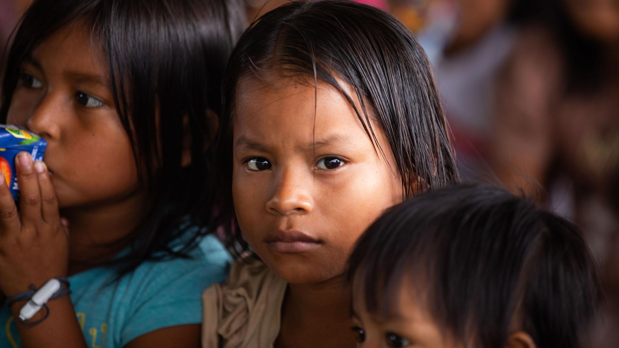 Kinder indigener Abstammung, ein Kind blickt ernst in die Kamera.