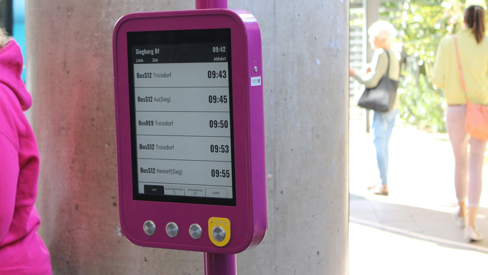 Die Abfahrtzeiten auf der digitalen Tafel am Siegburger Bahnhof scheinen nicht immer korrekt zu sein.