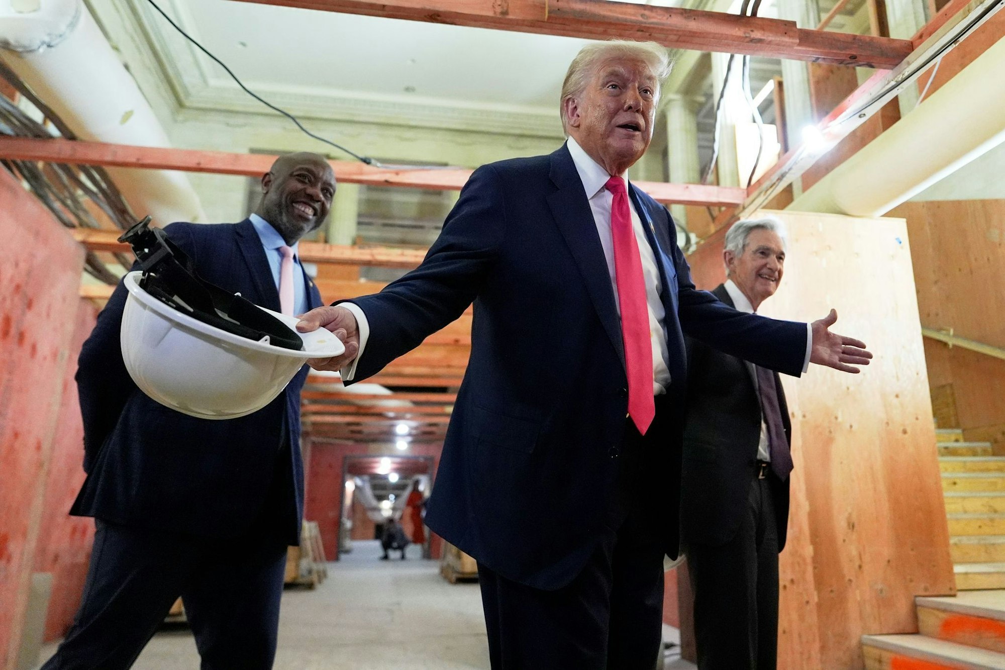 US-Präsident Trump bei einem Besuch der Fed - seit Monaten attackiert er die US-Notenbank.