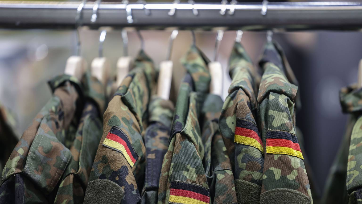 Köln: Feldjacken hängen am Stand der Bundeswehr bei der Computerspiele-Messe Gamescom (Archivbild)