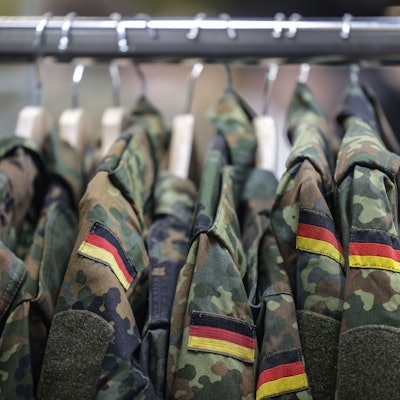 Bundeskanzler Merz hält langfristig eine Wehrpflicht auch für Frauen für möglich, falls das freiwillige Wehrdienst-Modell scheitert. (Archivbild)