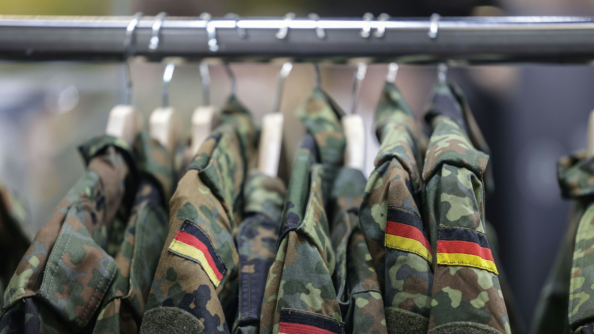 Köln: Feldjacken hängen am Stand der Bundeswehr bei der Computerspiele-Messe Gamescom (Archivbild)