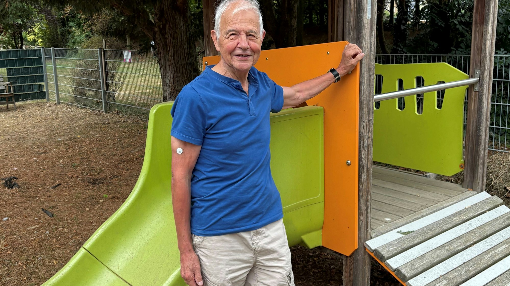 Jürgen Hein, Vorsitzender der Tafel Swisttal, freut sich, dass die Rutsche bleibt und Kindern die Wartezeit in der Schlange verkürzen wird.