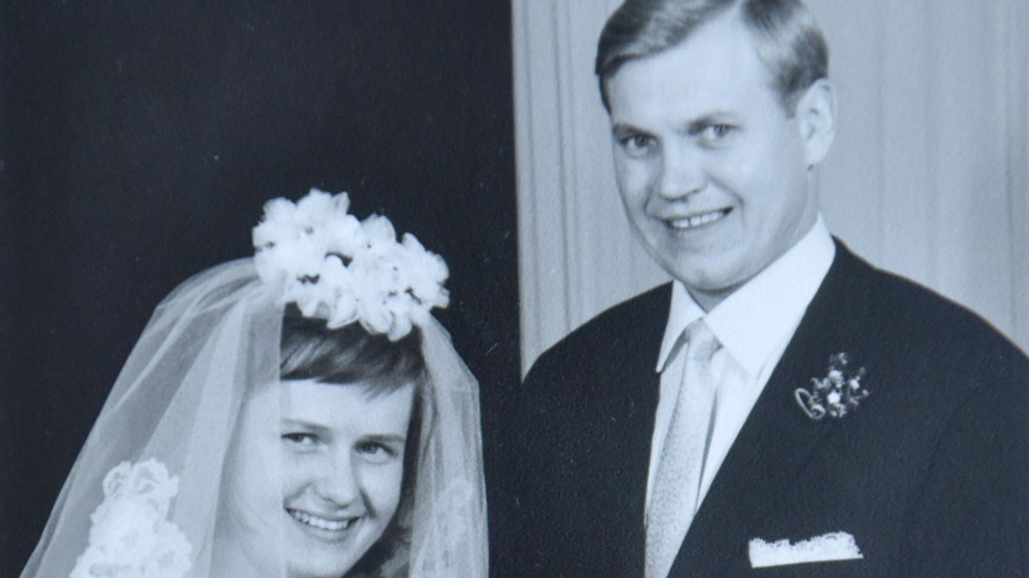 Zu sehen ist das Ehepaar Landmann bei seiner Hochzeit vor 60 Jahren.